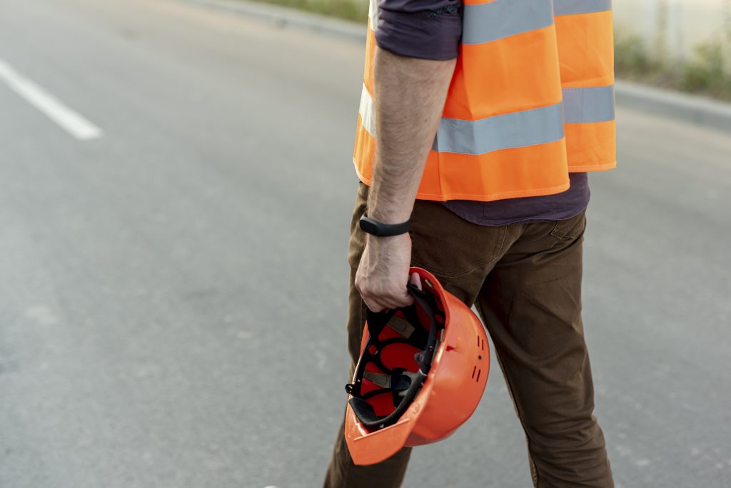 Veilig werken langs de weg, hoe doe je dat eigenlijk? Waar zitten de gevaren en hoe zorg je ervoor dat de risico's voor jezelf en voor je collega’s zo klein mogelijk blijven?