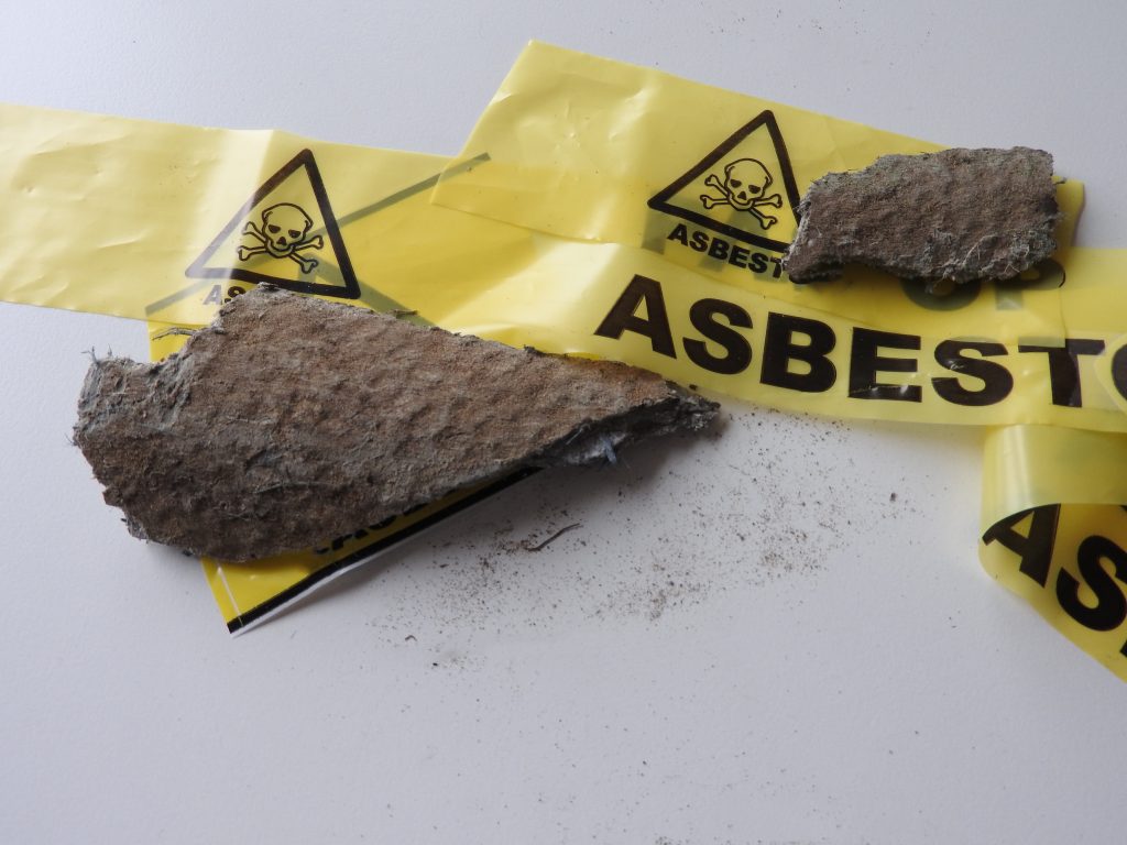 Asbest. Wat is het? Wanneer is het gevaarlijk? En hoe houd je de risico's die het met zich meebrengt zo klein mogelijk? Lees het in dit blog.
