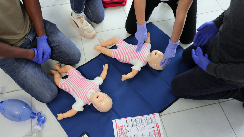 De cursus EHBO bij kinderen. Wat houdt dit in? En welke voorzorgsmaatregelen kan je sowieso al nemen, bijvoorbeeld als je op reis gaat met je kind? Lees het in dit blog!