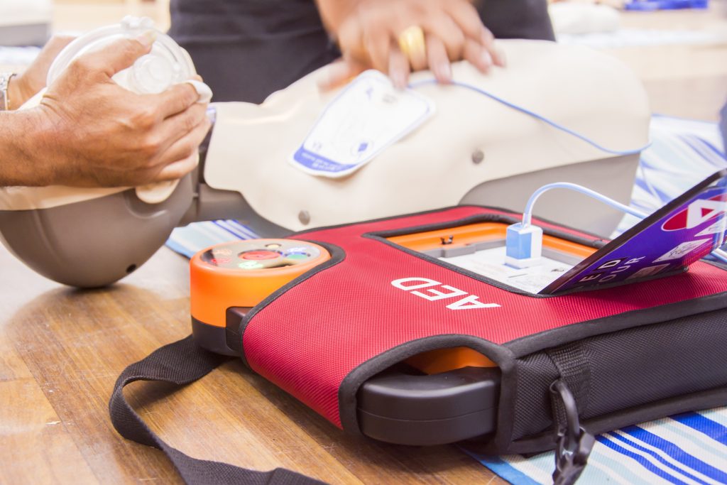Een AED kan levens redden. Maar hoe werkt zo'n apparaat en wanneer moet je hem inzetten? Lees hier de 6 dingen die je moet weten over de AED.