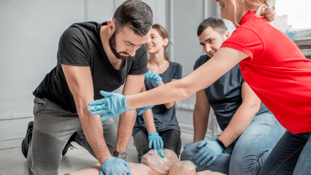 BHV Cursus op eigen locatie. Samen met collega's reanimatie oefenen op een pop.